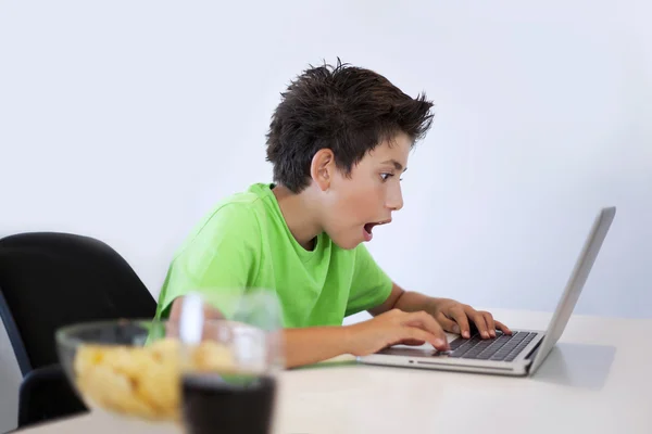 Menino de computador — Fotografia de Stock