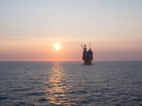 Offshore platform sunrise — Stock Photo, Image