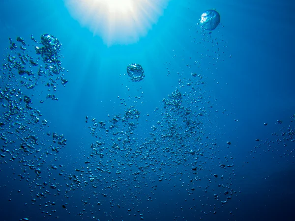 Bolhas de um mergulhador no oceano subindo à superfície — Fotografia de Stock