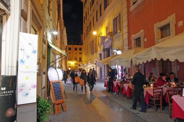 Roma sokaklarında gecesi