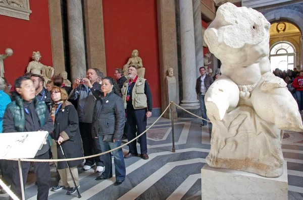 Turisté ve vatikánském muzeu — Stock fotografie