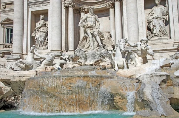 La fontaine de trevi à rome, Italie un gros plan sur la statue de neptune — Photo