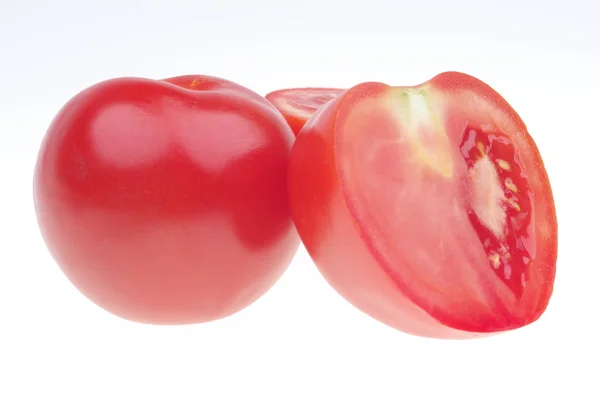 Красный помидор и половина — стоковое фото