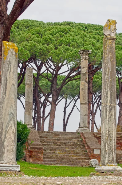 Римськими колонами — стокове фото