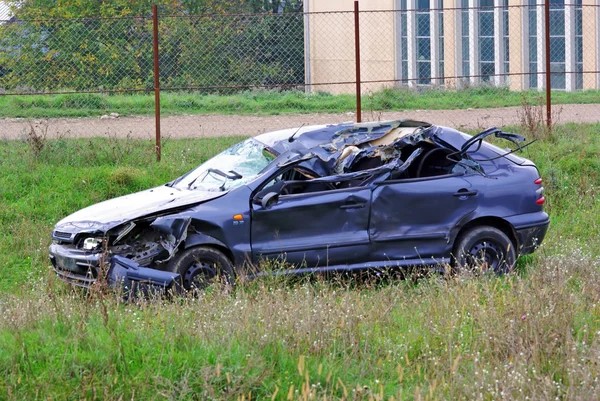Carro destruído em acidente — Fotografia de Stock