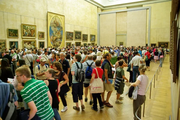 Toeristen in museum de Leuvre — Stockfoto