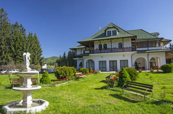 Giardino di fronte alla casa — Foto Stock