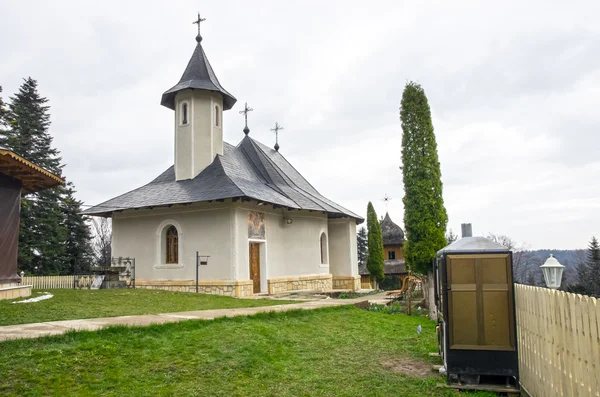 Piccola chiesa sulla collina — Foto Stock