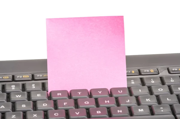 Papiernotiz auf der Tastatur — Stockfoto