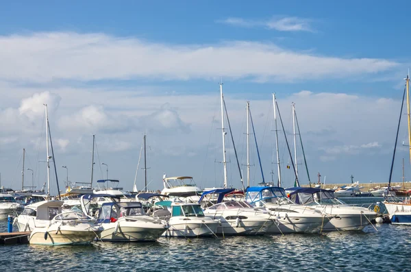 Puerto de barcos y yates — Foto de Stock