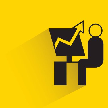 İnsanlar sarı arkaplanda masaüstü bilgisayar simgesinde grafiği izliyorlar