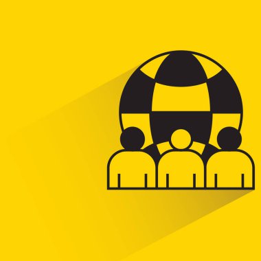 sarı arkaplanda bir grup insan ve dünya simgesi
