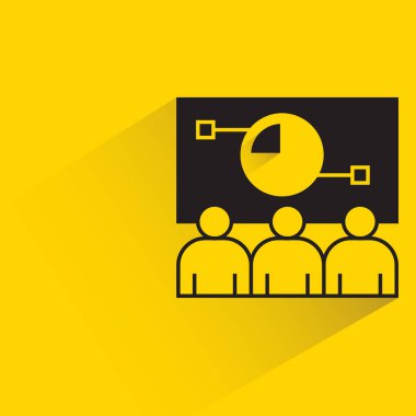 İnsanlar turta grafiğini sarı arkaplandaki pano simgesinde izliyorlar