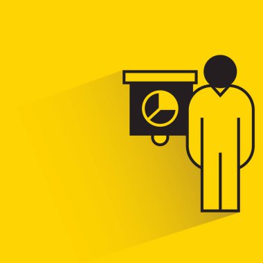 Sarı arkaplanda pasta grafik simgesi sunan insanlar