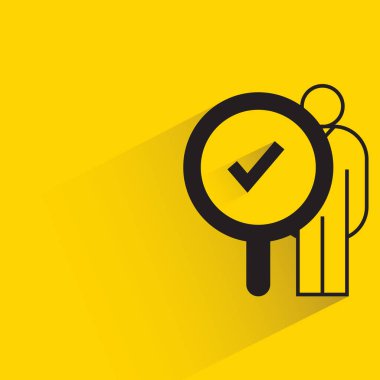 Sarı arkaplanda işaretleme simgesi olan insanlar ve büyüteçler