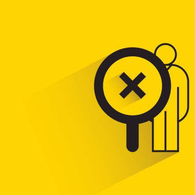 Sarı arkaplanda işaretleme simgesi olan insanlar ve büyüteçler