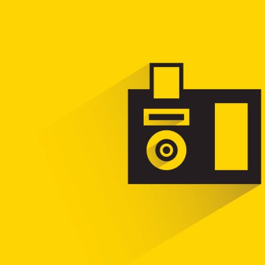 Sarı arkaplanda gölgesi olan kamera