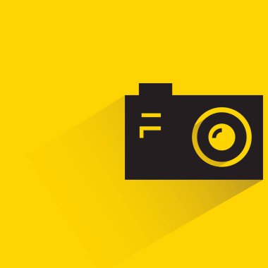 Sarı arkaplanda gölgesi olan kamera