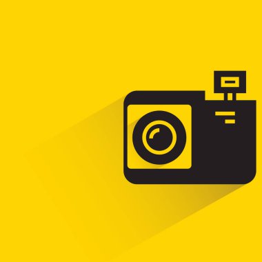 Sarı arkaplanda gölgesi olan kamera