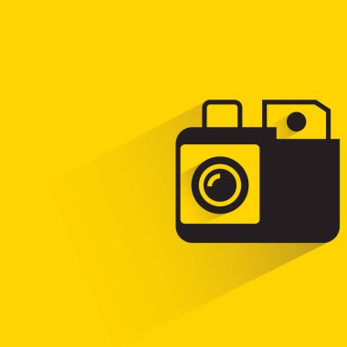 Sarı arkaplanda gölgesi olan kamera