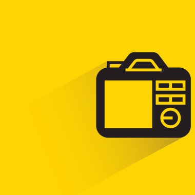 Sarı arkaplanda gölgesi olan kamera