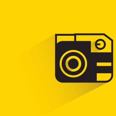 Sarı arkaplanda gölgesi olan kamera