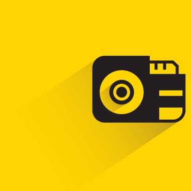 Sarı arkaplanda gölgesi olan kamera