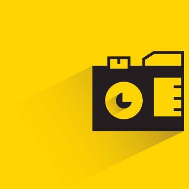 Sarı arkaplanda gölgesi olan kamera