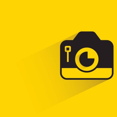 Sarı arkaplanda gölgesi olan kamera