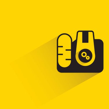 Sarı arkaplanda gölgesi olan kamera