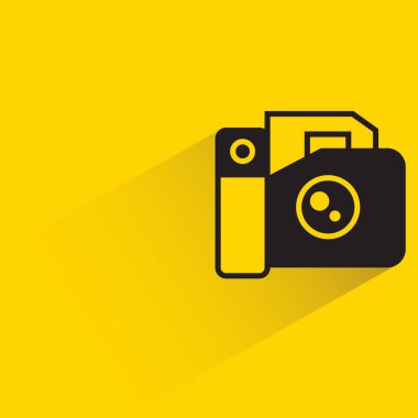 Sarı arkaplanda gölgesi olan kamera