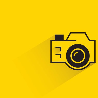 Sarı arkaplanda gölgesi olan kamera