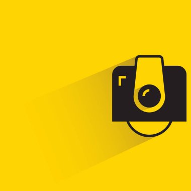 Sarı arkaplanda gölgesi olan kamera