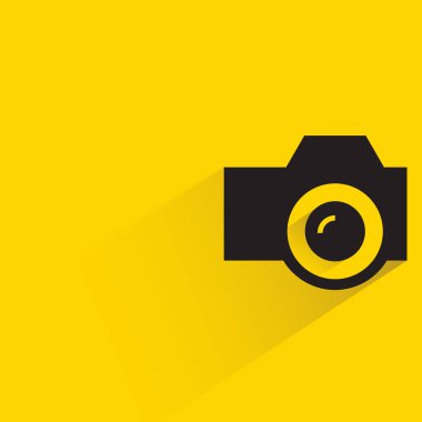 Sarı arkaplanda gölgesi olan kamera