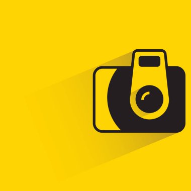 Sarı arkaplanda gölgesi olan kamera