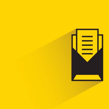 Sarı arkaplanda gölgesi olan posta