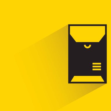 Sarı arkaplanda gölgesi olan posta