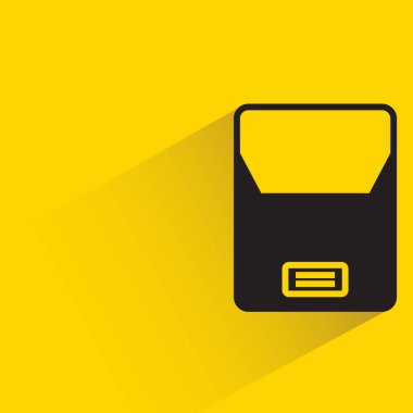 Sarı arkaplanda gölgesi olan posta