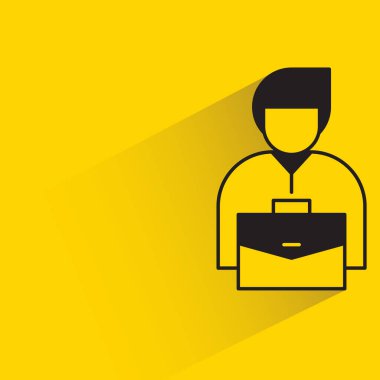 Sarı arka planda çantası olan yatırımcı.