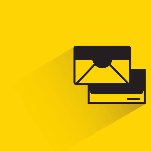 Envelope Com Sombra Vetor Fundo Amarelo — Vetor de Stock