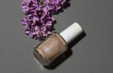 Gri arka planda bej oje ve leylak.