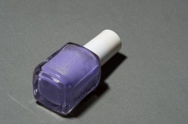 Gri arka planda çok Peri tırnak cilası.