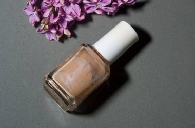 Gri arka planda bej oje ve leylak.