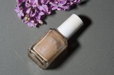 Gri arka planda bej oje ve leylak.