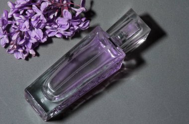 Parfüm Çok Peri gri arka planda leylak