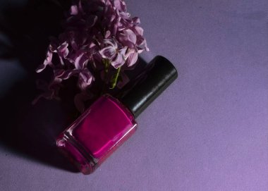 Leylak arkaplanlı çok Peri arkaplanlı leylak ojeli.