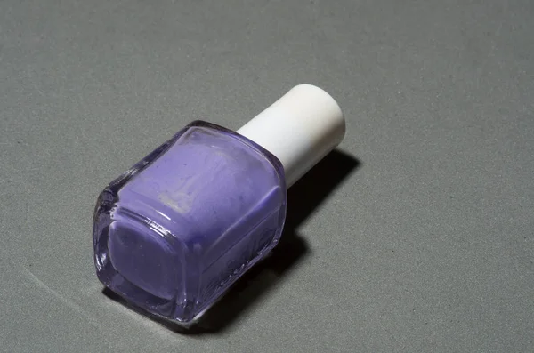 Gri arka planda çok Peri tırnak cilası.