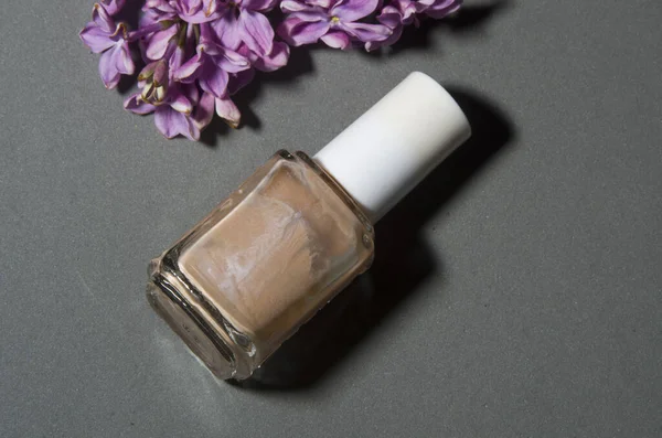 Gri arka planda bej oje ve leylak.