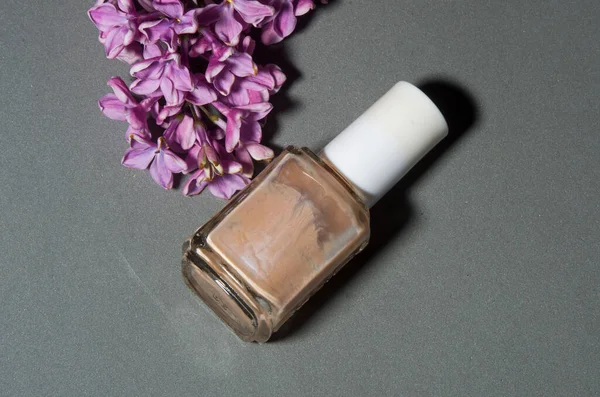 Gri arka planda bej oje ve leylak.