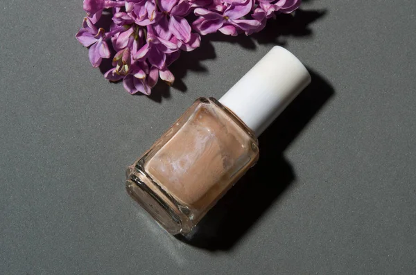 Gri arka planda bej oje ve leylak.